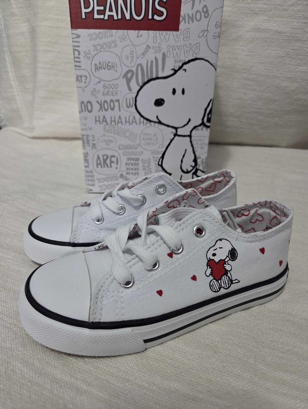 NIB Peanuts Snoopy Hearts White Canvas Low Top Sneakers, Kids / Toddler Size 10
